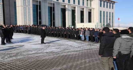 300 polis dualarla yardım için deprem bölgesine gönderildi