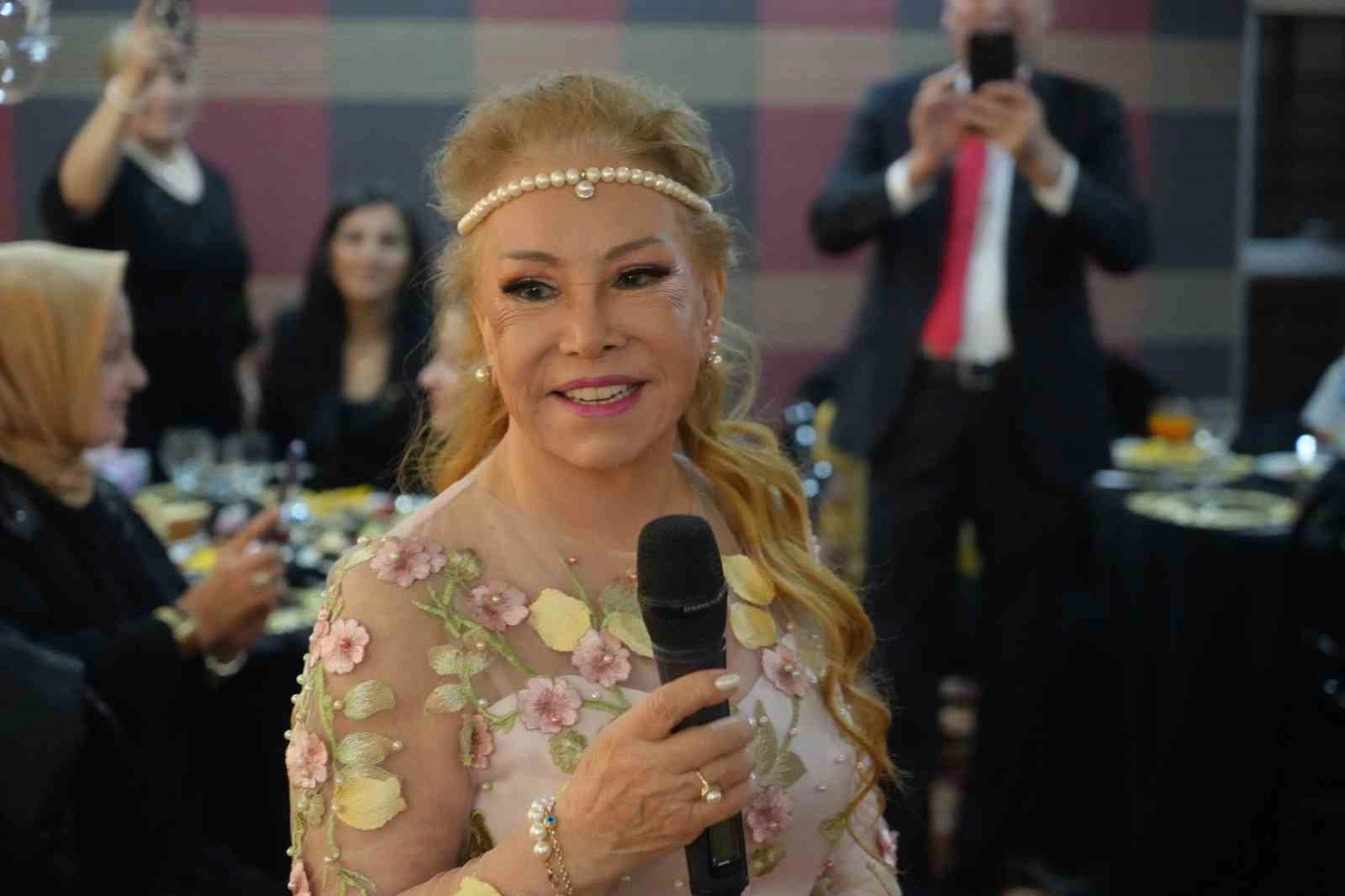 83 yaşındaki Bedia Akartürk: 