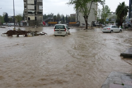 Adıyaman'da sağanak yağış cadde ve sokakları göle çevirdi