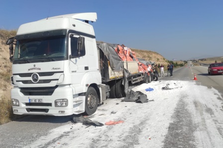 Afyonkarahisar'da tıra otobüs ve kamyon çarptı: 2 ölü, 5 yaralı