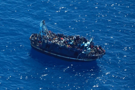 Akdeniz'de 400 düzensiz göçmen kurtarılmayı bekliyor