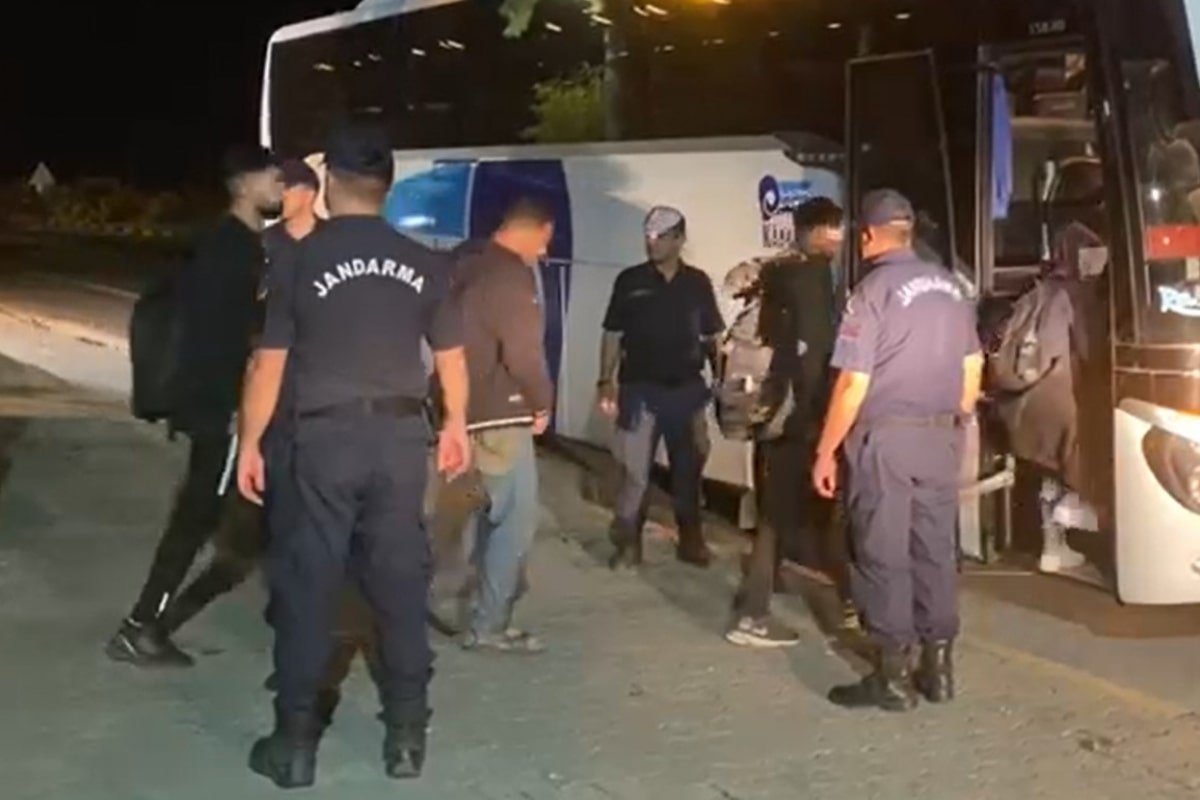 Alanya'da yakalanan 36 kaçak göçmen İl Göç İdaresi Müdürlüğüne gönderildi