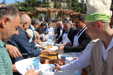 Amasya'da vatandaşlara ahi pilavı dağıtıldı