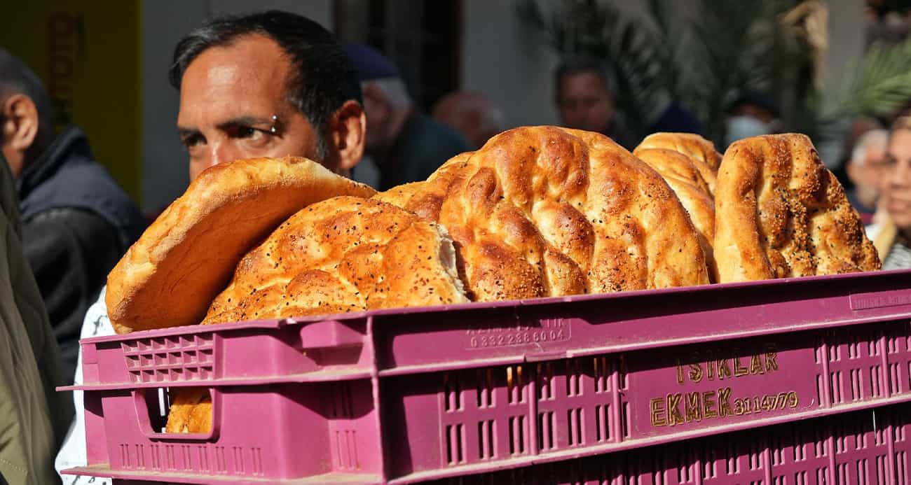 Antalya’da gizli hayırseverden gelen ücretsiz pide kuyruğu