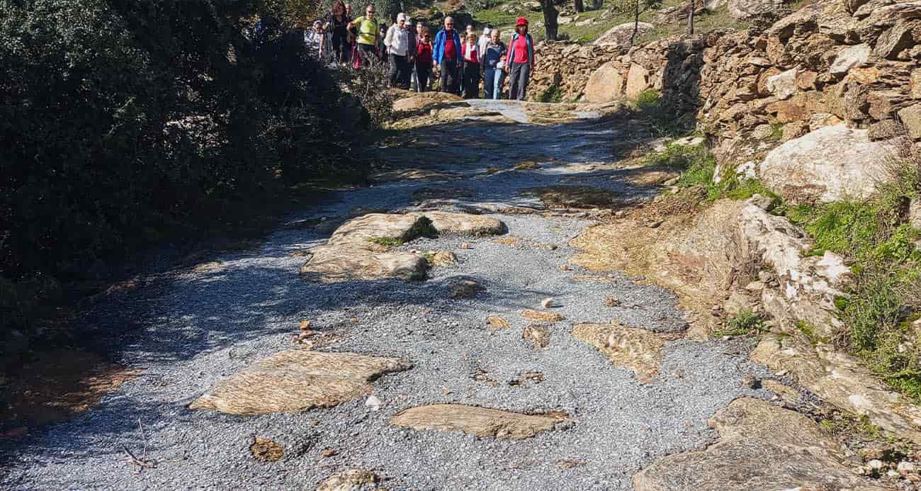 Antik yola beton döktüler