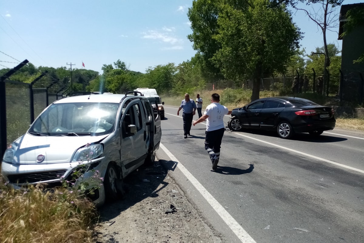 Araç camından uçan kağıt kazaya neden oldu: 3'ü çocuk 4 yaralı