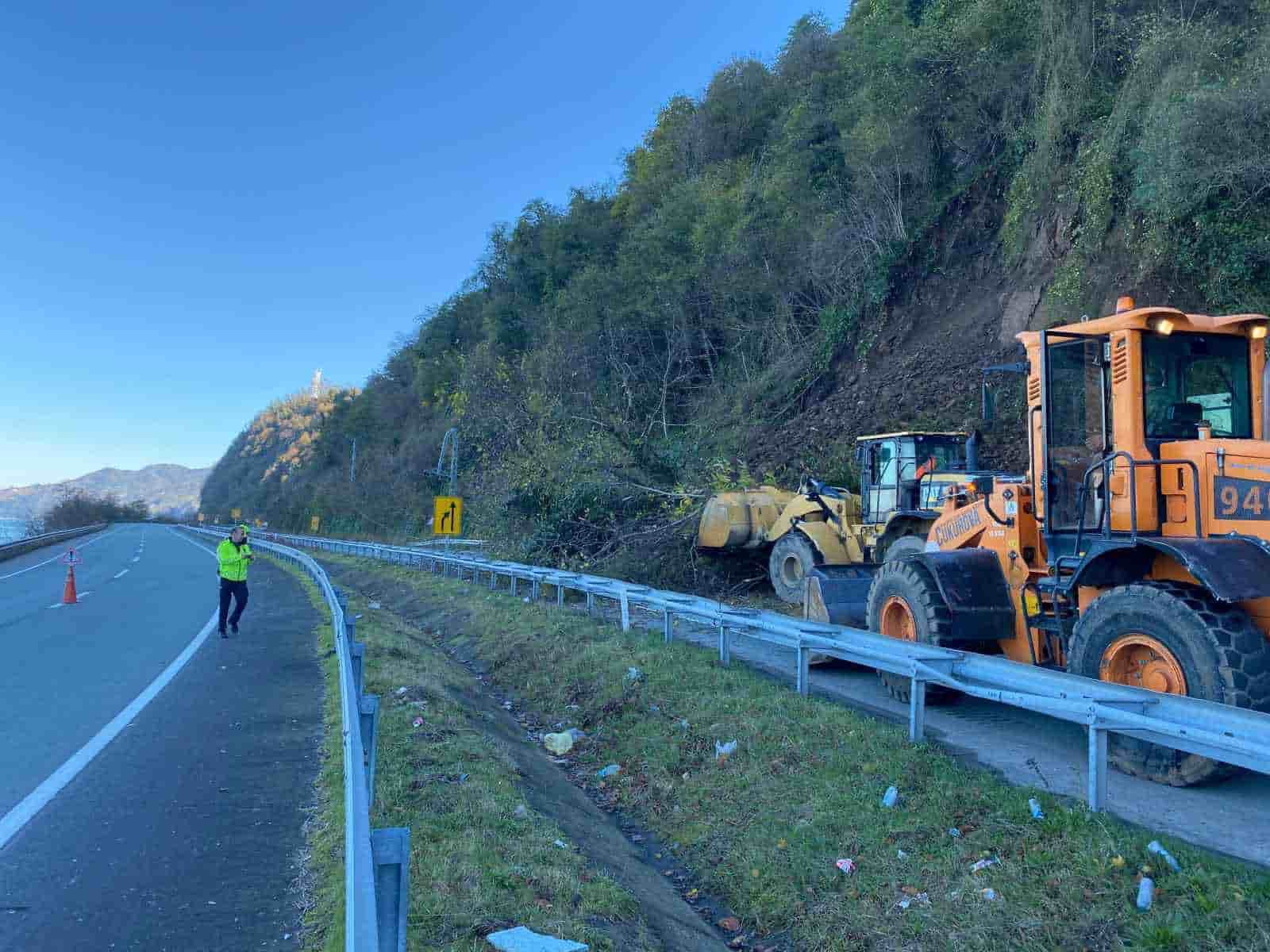 Artvin’de heyelan nedeniyle karayolu ulaşıma kapandı