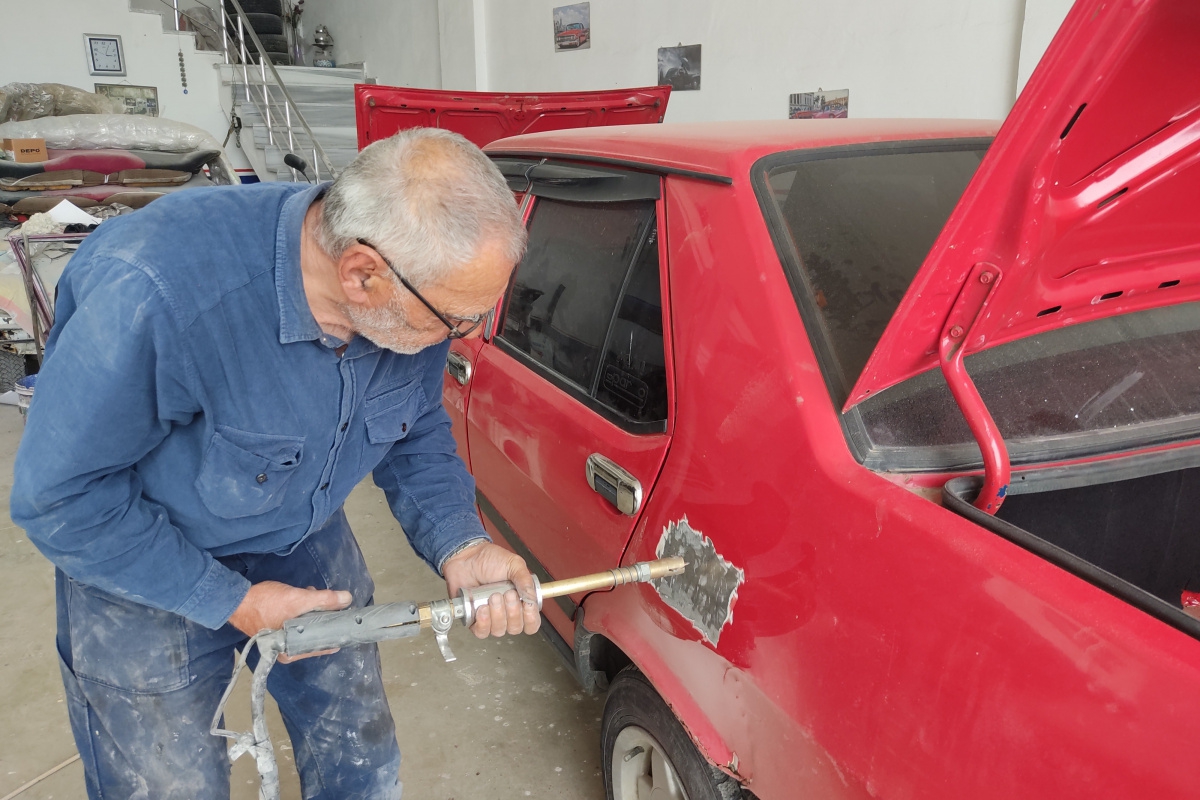 Baba-oğul kaportacılık mesleği devam ettiriyor