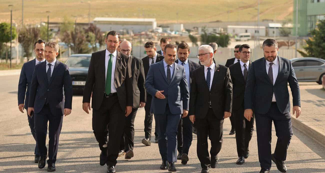 Bakan Kacır’dan Roketsan’a ziyaret