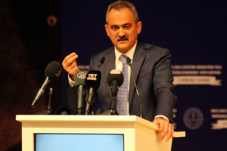 Bakan Özer: 'Eğer okulları kapalı tutsaydık en önemli fırsat penceremiz olan gençlerimizi kaybedecektik'