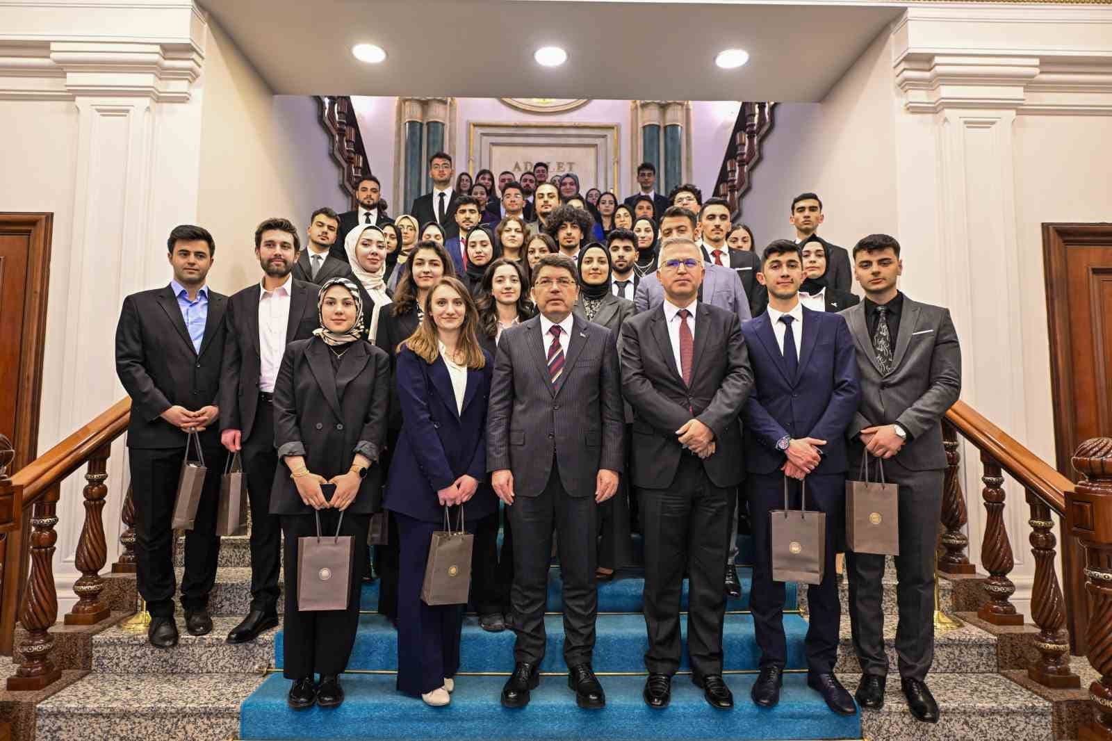 Bakan Tunç Erzurum’dan gelen genç hukukçularla görüştü