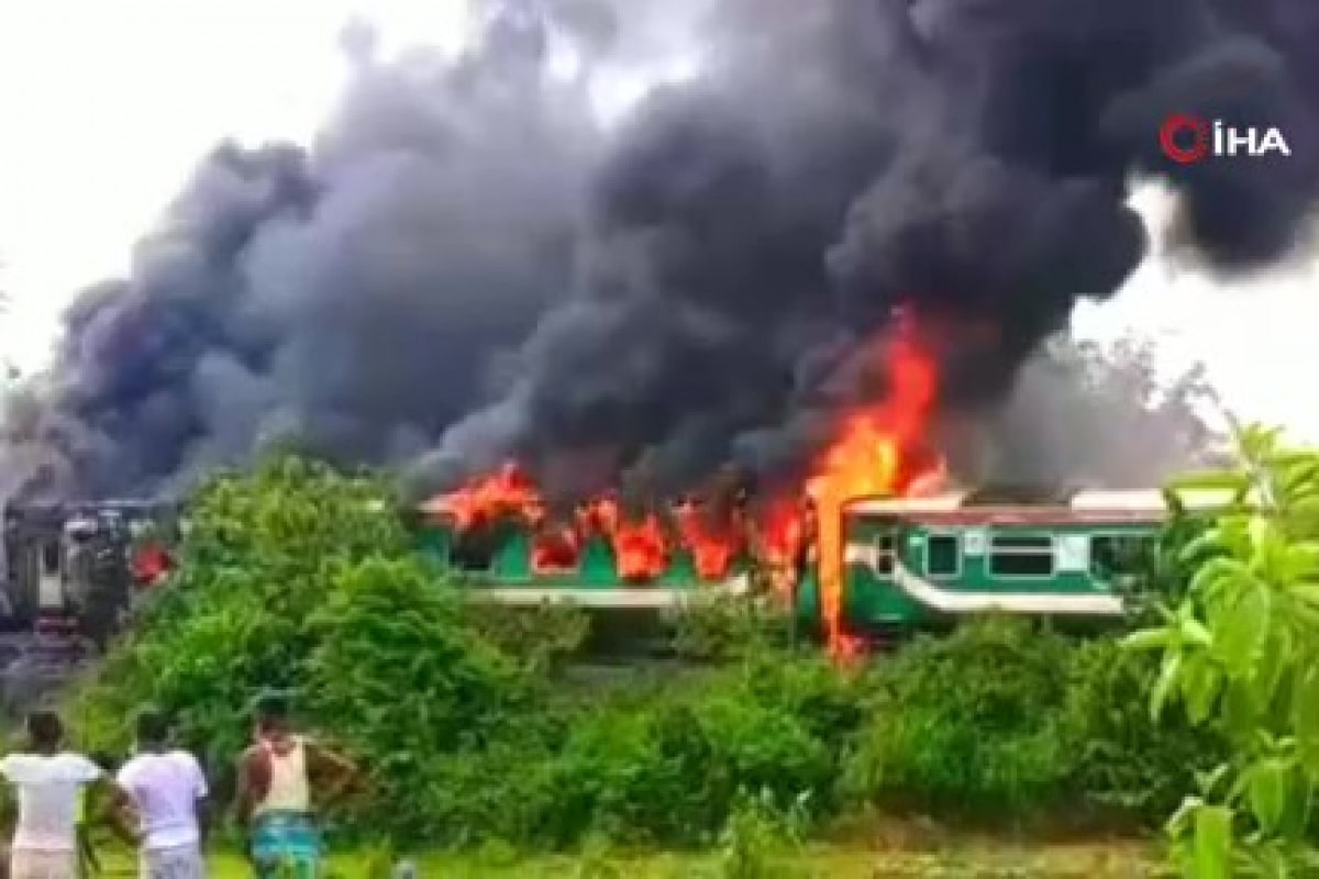 Bangladeş'te tren alev alev yandı
