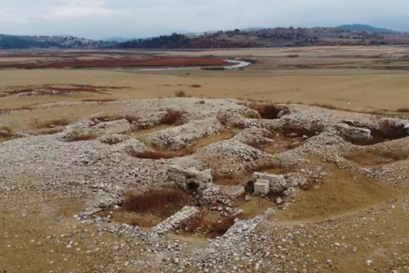 Baraj suları çekilince ortaya çıkan bin 500 yıllık hamam ve kilise kalıntıları dron ile görüntülendi