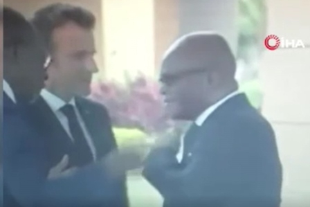 Beninli bakanın Macron'un dokunduğu omzunu silkelemesi gündem oldu
