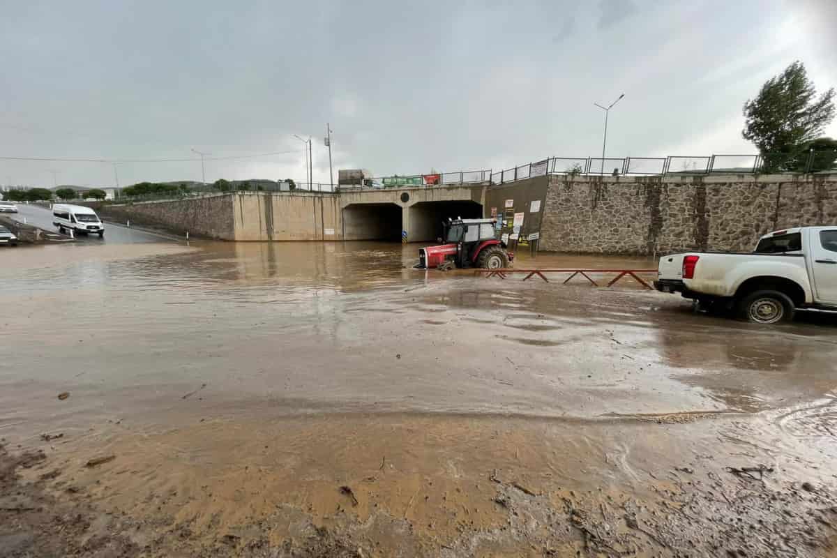 Bingöl'de sağanak sonrası iş yerlerini su bastı