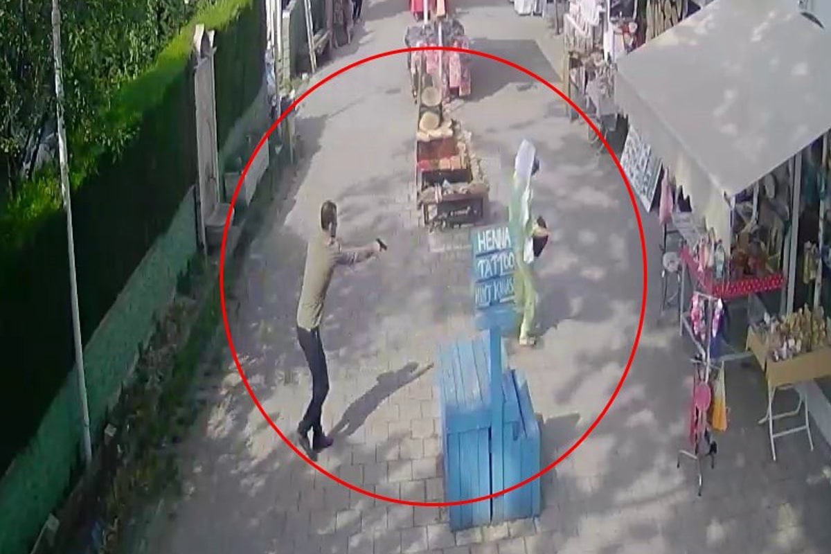 Boşanma aşamasındaki eşine kurşun yağdırdı