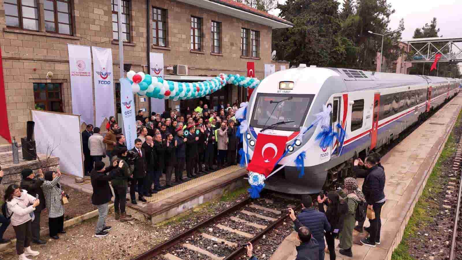 Burdur 15 yıl sonra yolcu trenine Güller Ekspres ile kavuştu