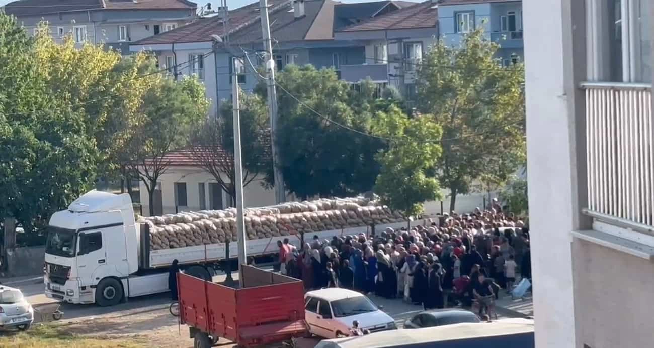 Bursa’da bir hayırsever 30 ton patatesi ücretsiz dağıttı