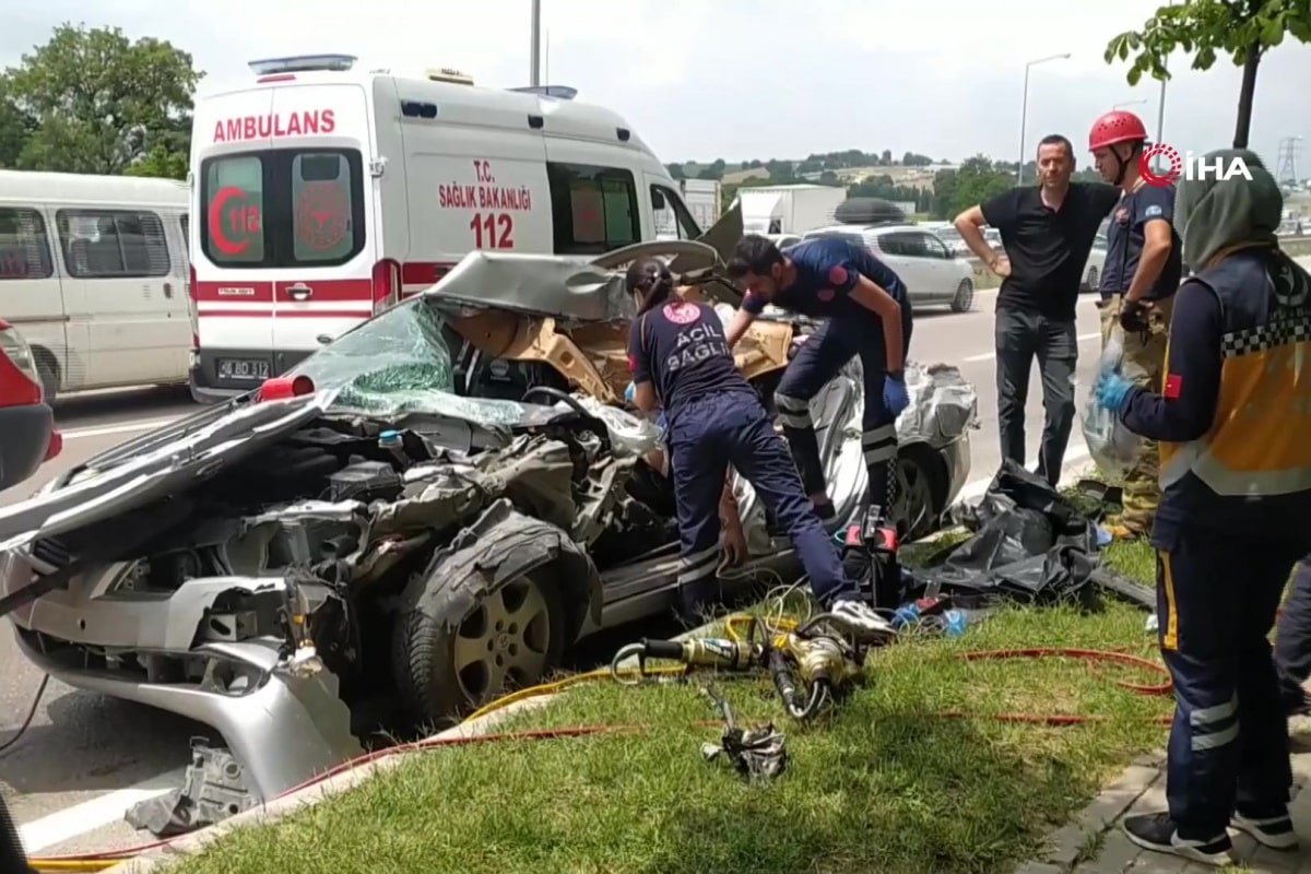 Bursa'da otomobil hurda yığınına döndü: 2 ölü 3 yaralı