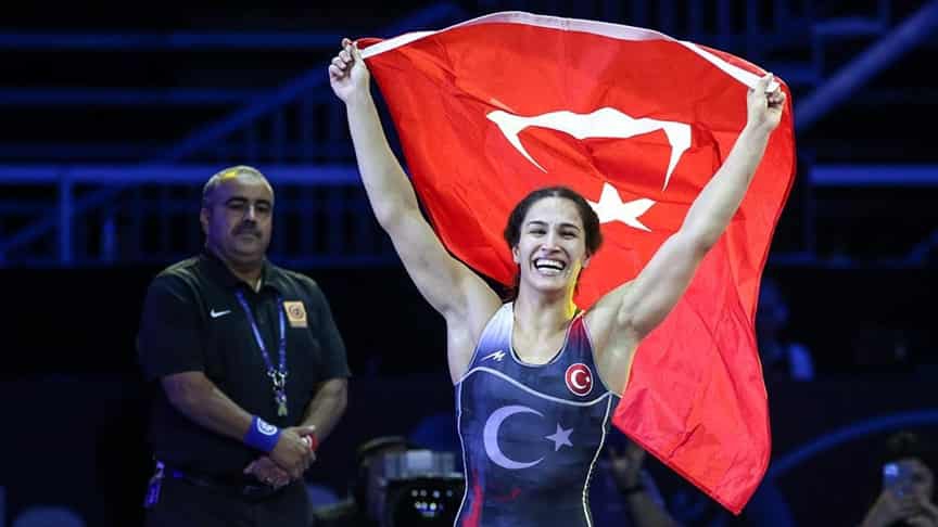 Buse Tosun Çavuşoğlu, yılın en iyi çıkış yapan kadın güreşçisi seçildi