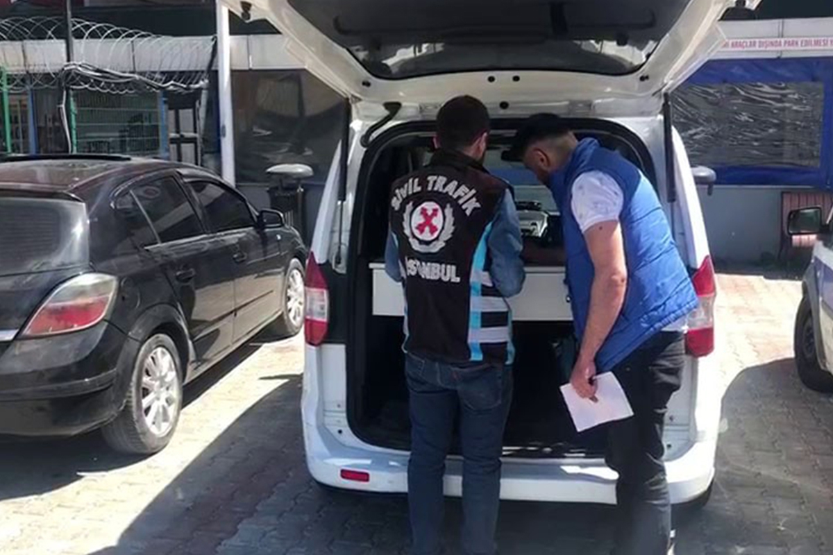 Büyükçekmece'de trafikte tehlikeli asker eğlencesi yapanlara para cezası