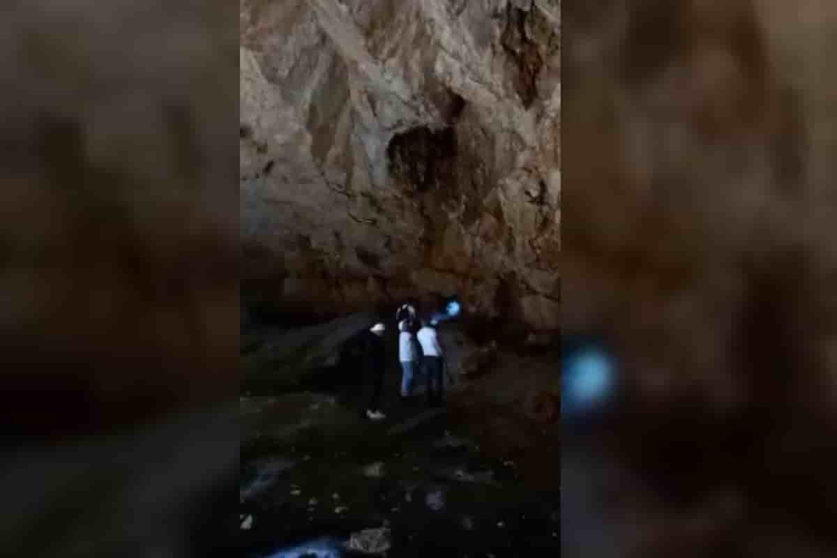 Buz mağarasında 80 metrelik çukura düşen şahıs hayatını kaybetti, düşme anı kameraya yansıdı