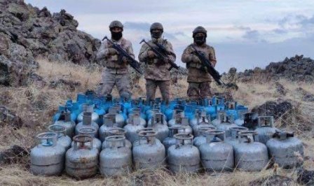 Çaldıran'da PKK'ya ait sığınakta 50 adet büyük tüp ele geçirildi