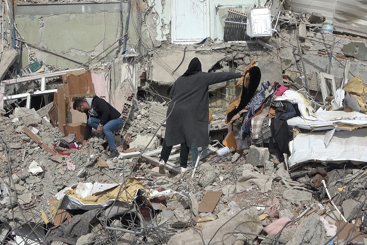 Canlarını hiçe sayıp, enkaz üstünde kıyafet arayışına düştüler