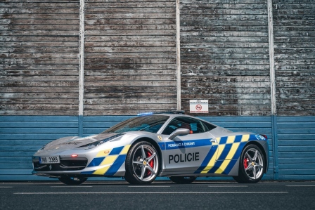 Çekya'da el konulan Ferrari polis filosuna katıldı