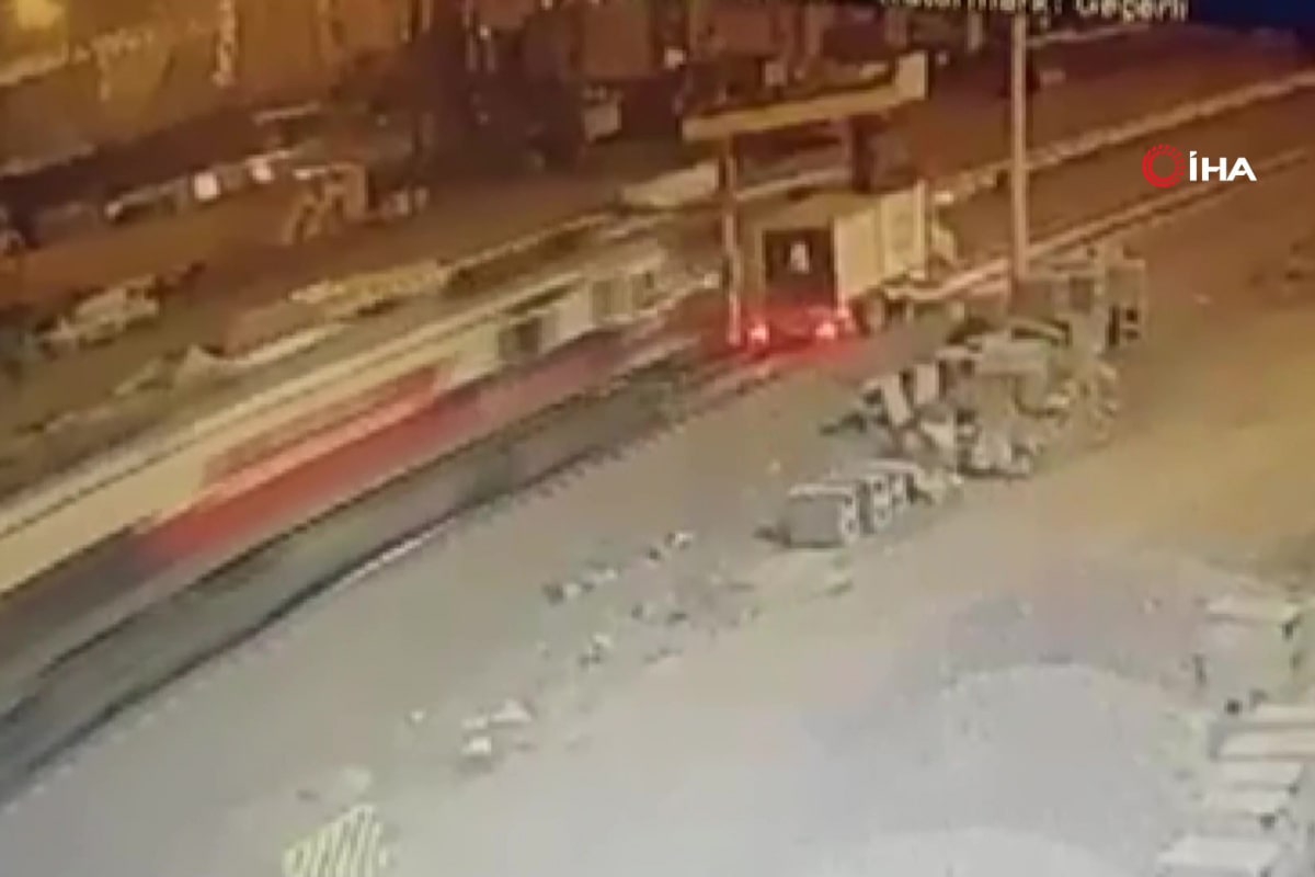 Demir yoluna elektrik hattı çeken işçilere lokomotif çarptı: 1 ölü, 2 yaralı
