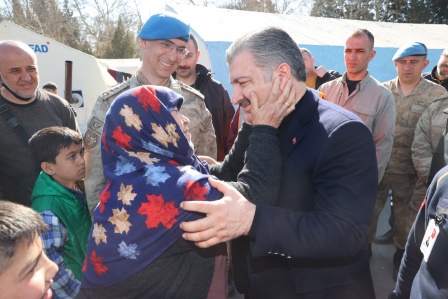 Depremzede yaşlı kadın Bakan Koca'nın boynuna sarılıp teşekkür etti