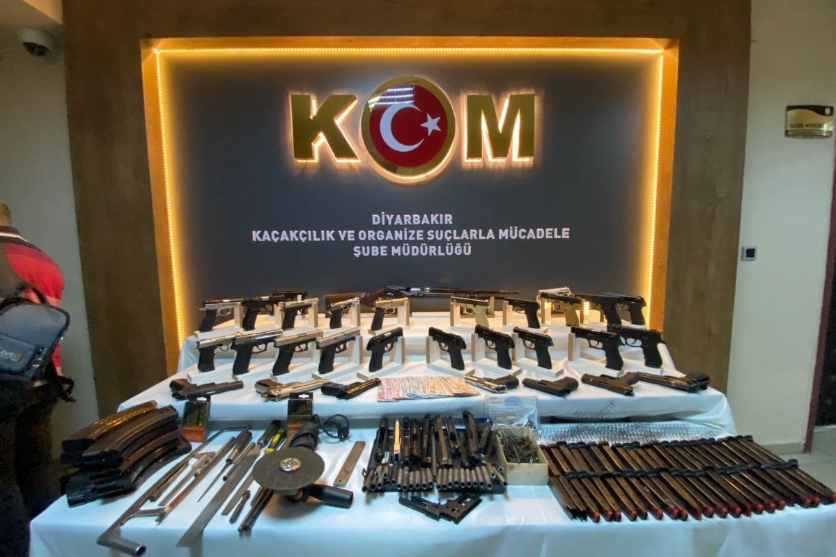 Diyarbakır'da yasa dışı silah ticareti operasyonunda ele geçirilenler sergilendi