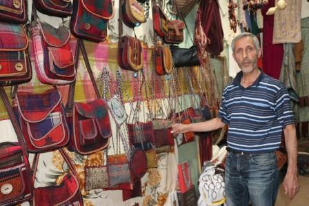 Dokuma kilim ve savanları hediyelik eşyaya dönüştürüyor