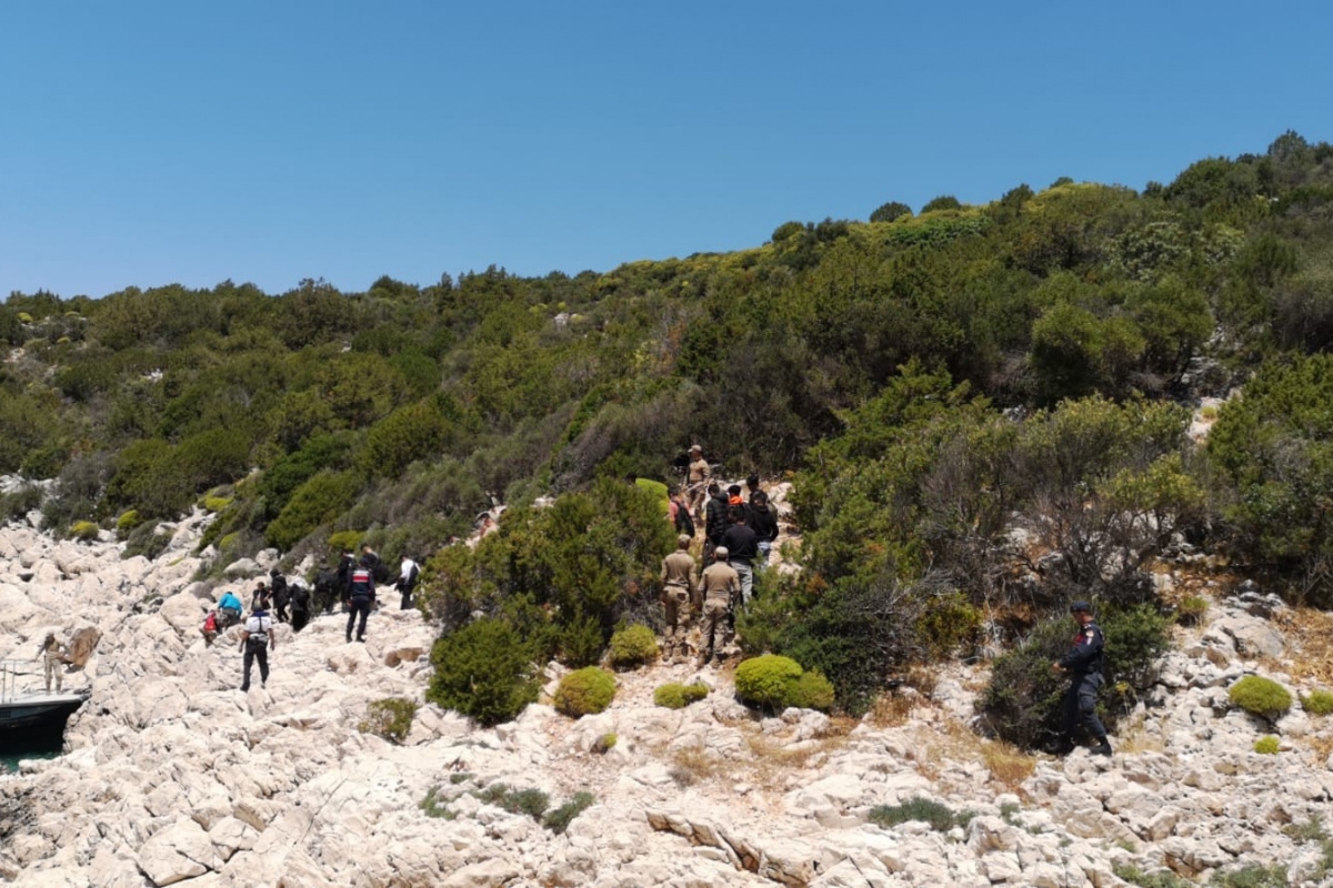 Dron ile tespit edilen 118 göçmen, jandarma ekiplerince kurtarıldı