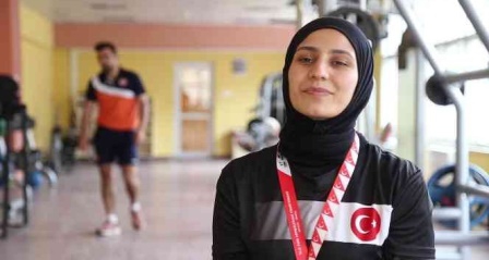 ‘Erkek sporu yapamazsın' diyenlere inat bilek güreşinde 5 kez dünya şampiyonu oldu