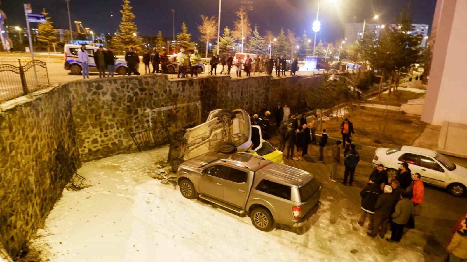 Erzurum’da feci kaza; araçlar bahçe duvarından aşağı uçtu