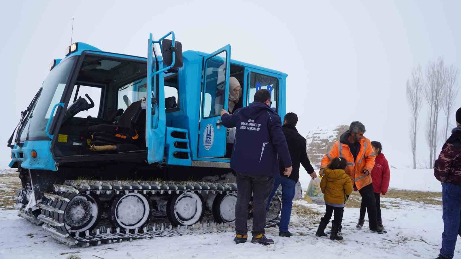 Erzurum'da karda mahsur kalan öğrencilerin yardımına ekipler ulaştı