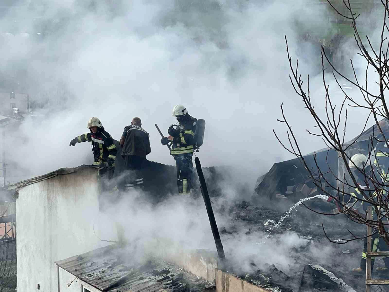 Erzurum’da korkutan çatı yangın