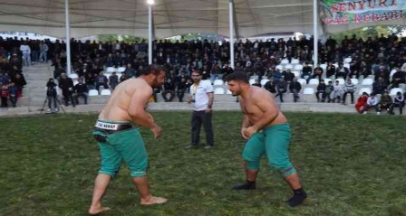 Erzurum'da ‘Uzundere Karakucak Güreşleri' nefes kesti