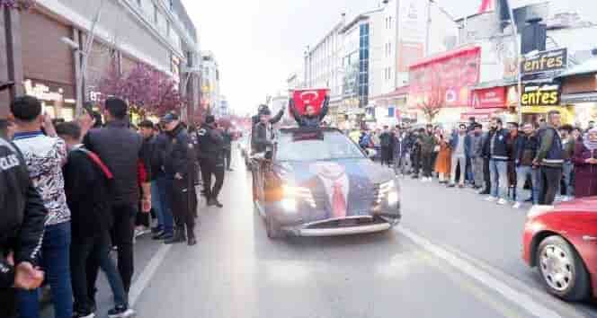 Erzurumlular Erdoğan'ın zaferini halaylarla kutladılar