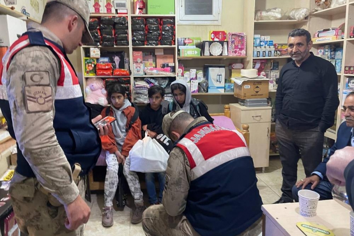 Evden kaçıp kaybolan kardeşleri market sahibi buldu