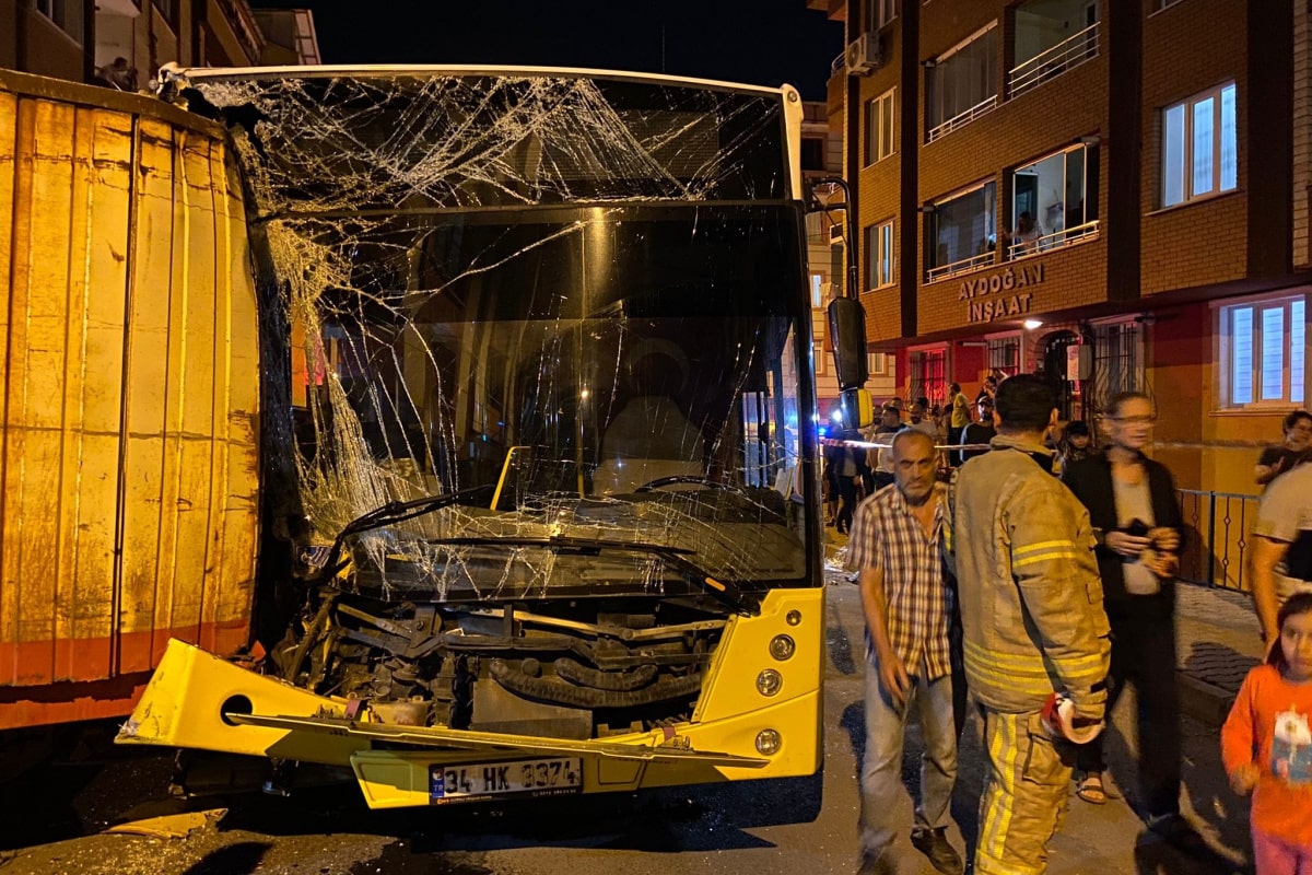 Eyüpsultan'da sokağa dalan İETT otobüsü 17 araca çarptı