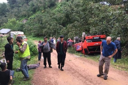 Fındık işçilerini taşıyan kamyon şarampole yuvarlandı: 13 yaralı