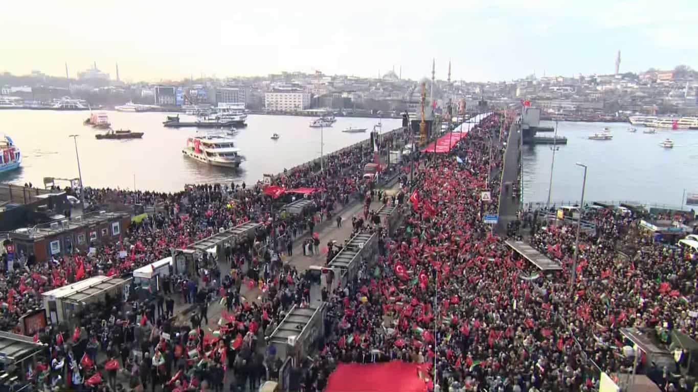 Galata Köprüsü’nde düzenlenen Filistin’e destek yürüyüşüne binlerce vatandaş akın etti