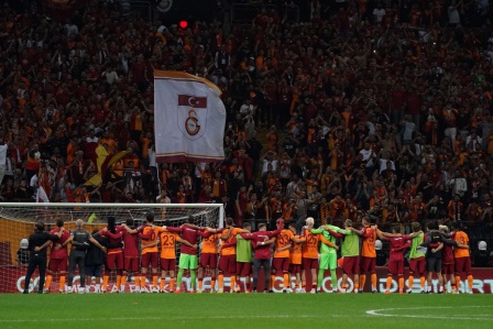 Galatasaraylı futbolcular ve Okan Buruk, galibiyeti taraftarlarla kutladı