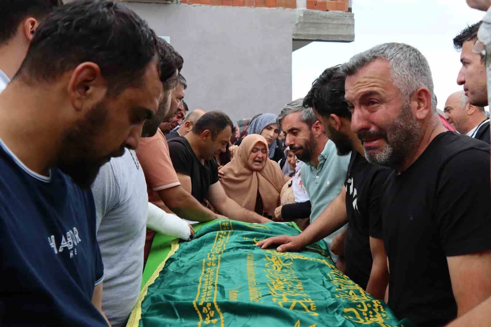 Göçük altına kalarak hayatını kaybeden 3 işçi gözyaşları arasında toprağa verildi