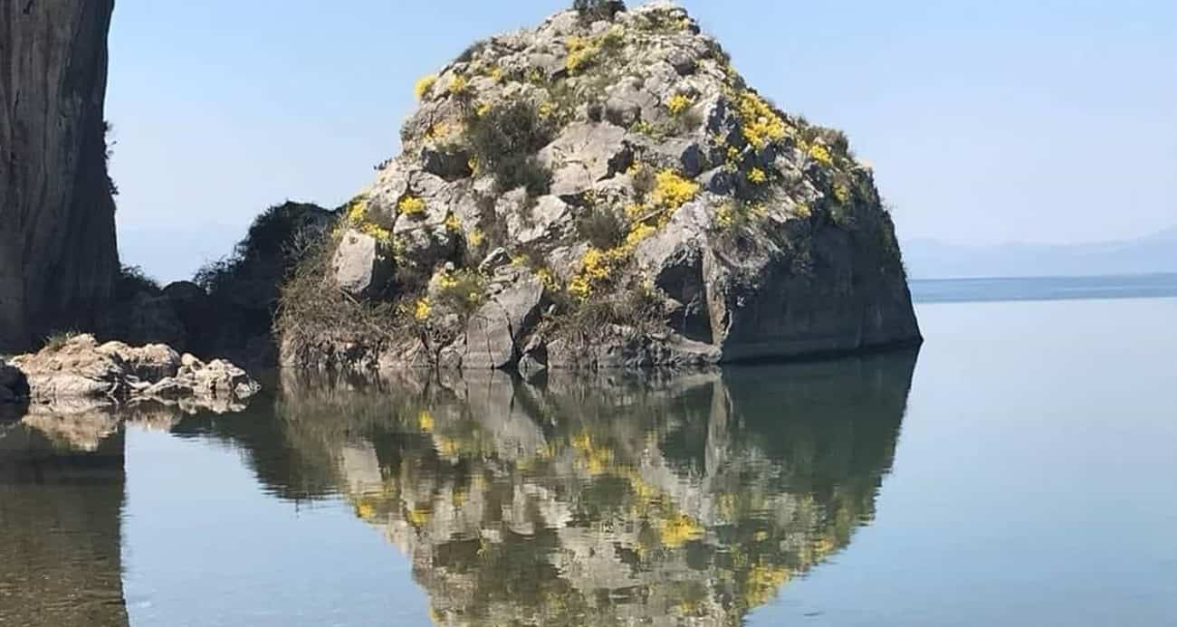 Göle yansıyan kayada şaşırtan figür