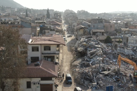 Hatay'da 'dünyanın aydınlatılan ilk caddesi' yerle bir oldu