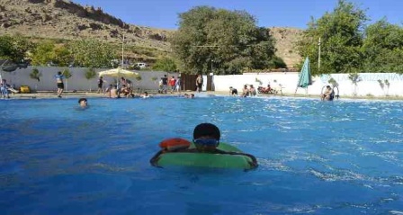 Hava sıcaklığının 45 dereceyi bulduğu Mardin'de vatandaşlar havuza akın etti