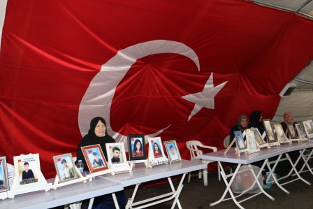 HDP il binasının önündeki ailelerin evlat nöbeti bin 195'inci gününde